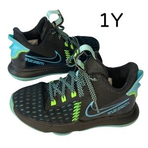 Nike LeBron Witness 5 V 'Black Light Blue Fury' Sz 1Y Boys Sneakers Shoes Youth